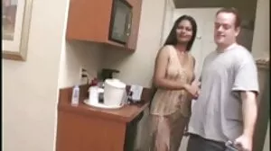 Ebony MILF Katt යෞවන යෞවනියන් ත්‍රිත්වයට සම්බන්ධ වේ