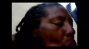 වාසනාවන්ත කළු පැටවා ආහාර ගනිමින් රස විඳිමින් උණුසුම් මිල්ෆ් පූසියක් ගසයි