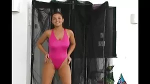 අලංකාර යොවුන් පොව් කුකුළා උරා බොයි