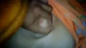 ගුද සංසර්ගයෙන් පසු යුරෝපීය යෞවනයෙකු මුහුණු ආලේප කරයි