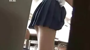 ඩොක්ටර් එයාගේ ඔෆිස් එකේ බනිනවා