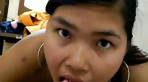 Ebony glory hole skank එක කුකුළෙකුට කෙලවයි