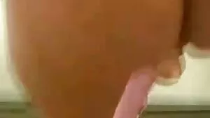 ඇගේ බිකිනියේ ගෙදර හැදූ කළුවරය