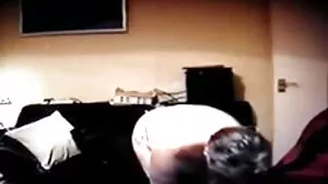 හිසකෙස් ඇති මෝමන් යෞවනයා අතුල්ලයි