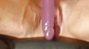 Petite latina ඇගේ ලොක්කා කළුවර බිරිඳට කෙලවා පහර දෙයි