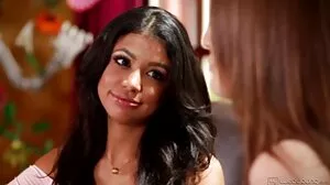 ඔහුගේ තද දුඹුරු පැහැති සුළු මව ඇයව අවදි කරන ලෙස ඉල්ලා සිටියද එහි පෙරළියක් තිබේ