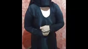 විශාල පියයුරු සහිත ඇඟිලි සහිත කිරි අම්මා