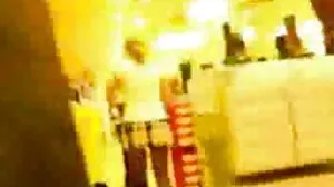 පාද වන්දනා කරන සමලිංගික යෞවනිය