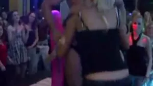 Hot Blonde Sluts ගුද බිග් කුකුළා විසින් පහර දී ඇත
