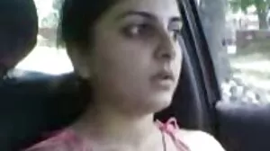 Hot brunette MILF තරුණ පැටවෙකුට උණුසුම් ගැඹුරු උගුරක් ලබා දෙයි