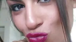 Handjob loving milf ස්වයං වින්දනයේ යෙදී අසු විය