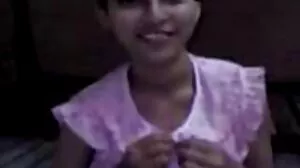 සමලිංගික ගැහැණු ළමයින් කණ්ඩායමක් දැවැන්ත සංදර්ශනයක් පවත්වයි