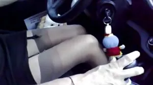 Fuzzy asian ho pissing